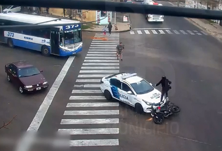 El momento en el que es atropellado por la policía Foto: Captura de video.
