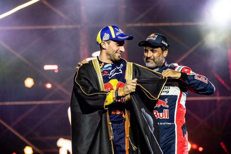 Nasser le pone el bisth a Kevin Benavides.