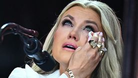 La esposa de Kirk durante el homenaje a su marido. La esposa de Kirk durante el homenaje a su marido.