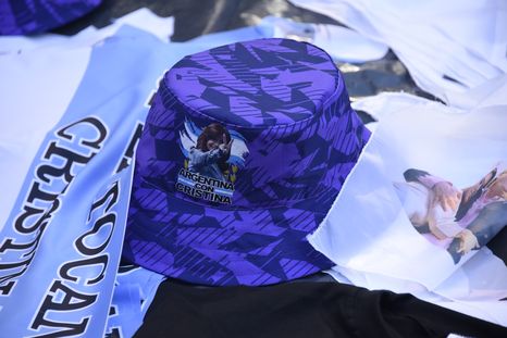 Los productos que vendían los vendedores ambulantes en la marcha por Cristina Fernández de Kirchner. Los productos que vendían los vendedores ambulantes en la marcha por Cristina Fernández de Kirchner.