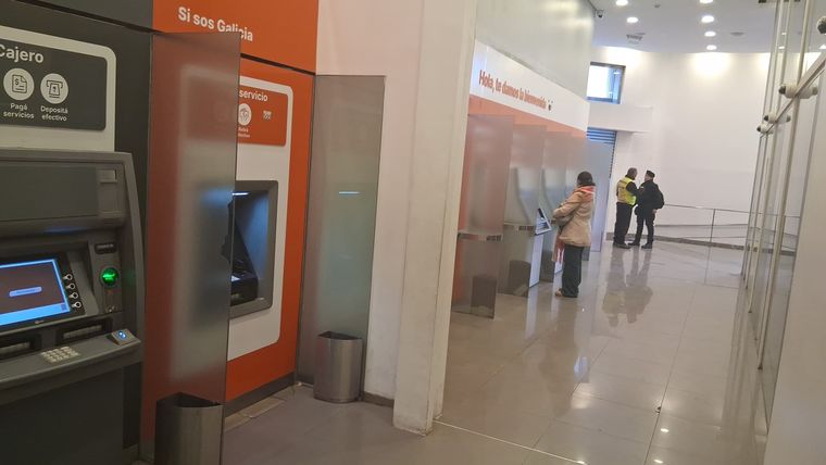 Policías trabajando en la sucursal del banco Galicia de calles Necochea y Patricias Mendocinas. Policías trabajando en la sucursal del banco Galicia de calles Necochea y Patricias Mendocinas. 