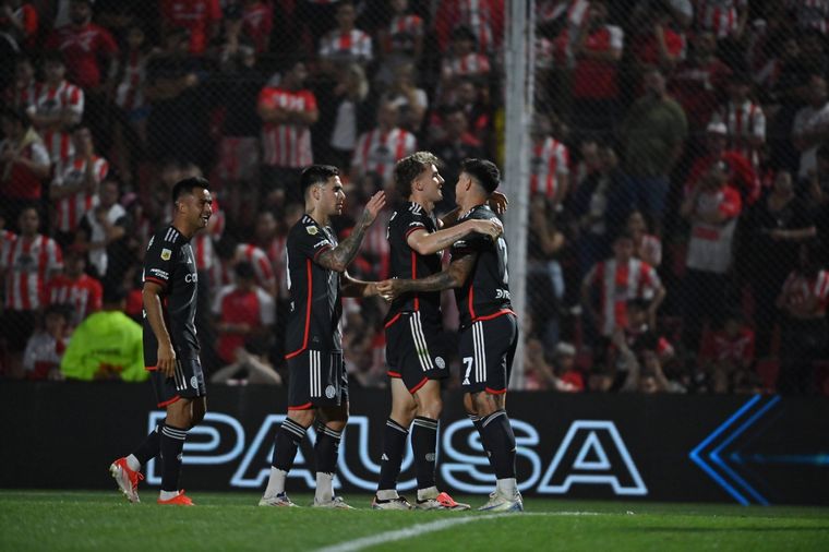 Colidio y Pity Martínez en el abrazo del tercer gol. Foto: @RiverPlate