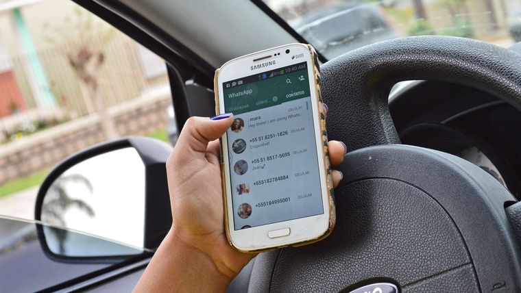La víctima recibió mensajes sospechosos en su celular Foto: Archivo