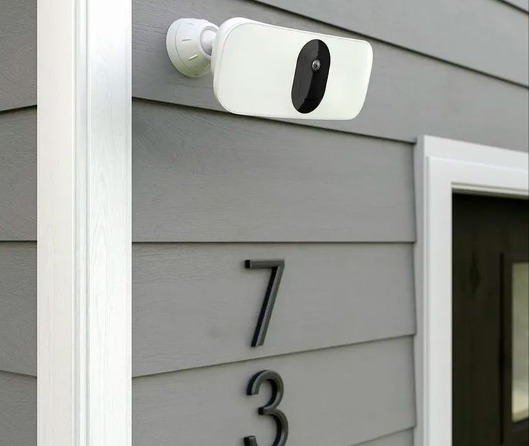 Las contraseñas débiles o el software desactualizado de las cámaras de seguridad pueden dejarlas vulnerables a los piratas informáticos. Foto: Arlo