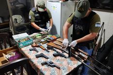 Se secuestraron 43 armas de fuego, municiones, cargadores, una millonaria suma de dinero y 23 vehículos en los operativos Foto: Gendarmería Nacional