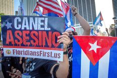 Bajo el lema Abajo las cadenas, miles de personas se concentraron este sábado en Miami para pedir libertad para Cuba, Nicaragua y Venezuela. Foto: EFE