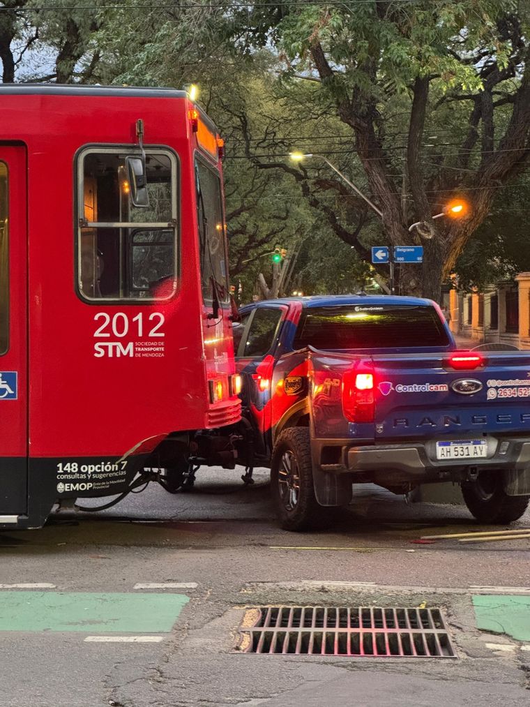 El choque entre el Metrotranvía y una camioneta complicó el tránsito en Ciudad. El choque entre el Metrotranvía y una camioneta complicó el tránsito en Ciudad.