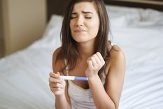 Cientos de mujeres acuden a clínicas de fertilidad para realizar estudios que les permitan conocer las posibilidades que tienen de convertirse en madres Foto: madresos.com