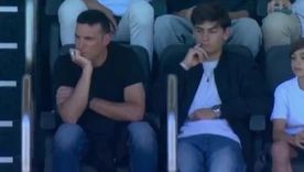 Scaloni junto a sus hijos viendo atentamente a su Mallorca ante Virrarreal. Scaloni junto a sus hijos viendo atentamente a su Mallorca ante Virrarreal.