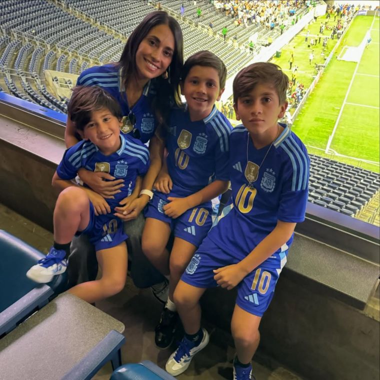 La modelo junto a sus hijos en la semifinal de la Copa América 2024. La modelo junto a sus hijos en la semifinal de la Copa América 2024.