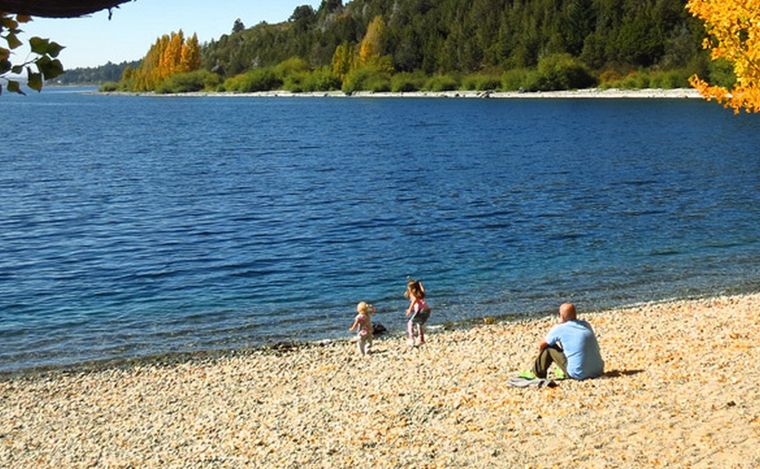 Una mujer murió el lunes mientras practicaba buceo en Playa sin viento, en el puente de lago Moreno. Foto: Bariloche Turismo