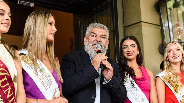 Diego Gareca brindando unas palabras a los presentes para dar inicio a la convivencia real. Diego Gareca brindando unas palabras a los presentes para dar inicio a la convivencia real.