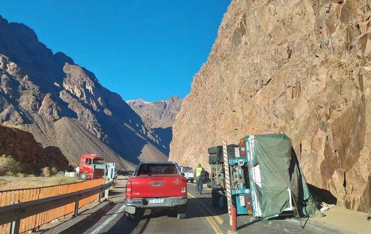 Volcó un camión en la zona del puente de Cortaderas