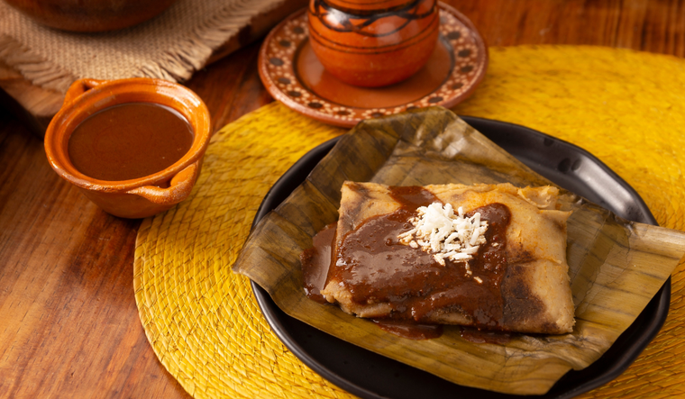 Cada región de Oaxaca adapta la receta según el tipo de mole y el relleno disponible. Cada región de Oaxaca adapta la receta según el tipo de mole y el relleno disponible.