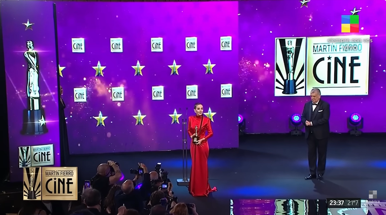 Natalia Oreiro con el Martín Fierro. Créditos: Captura / América TV Natalia Oreiro con el Martín Fierro. Créditos: Captura / América TV