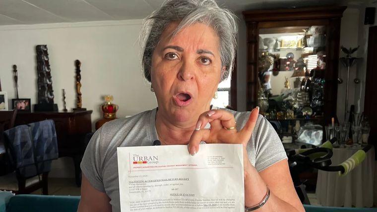 Vivian Hernández, que vive en Lil Abner desde hace 17 años, muestra a BBC Mundo la orden de desalojo de su casa. Foto: BBC