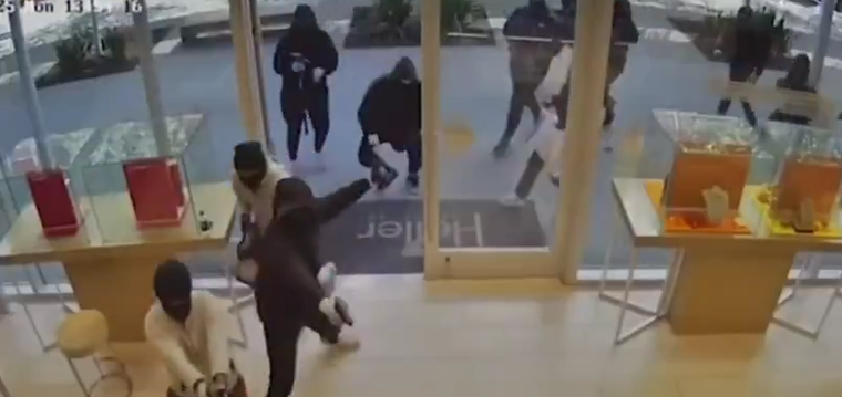 El robo fue en la joyería Heller, ubicada en San Ramón, California.