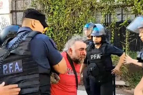 El camarógrafo de A24, Facundo Tedeschini, terminó en el piso, golpeado, rociado con gas y esposado por efectivos de la Policía Federal. El camarógrafo de A24, Facundo Tedeschini, terminó en el piso, golpeado, rociado con gas y esposado por efectivos de la Policía Federal.