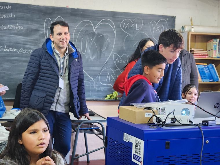 Tadeo García Zalazar con alumnos. Tadeo García Zalazar con alumnos.