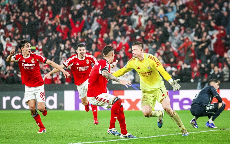Anatoly Trubin ya metió el cabezazo goleador que le dio la clasificación y sale a festejarlo con sus compañeros, mientras Federico Valverde sufre en el suelo. Habrá otro Benfica-Real Madrid en playoffs.