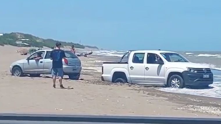 Una Volkswagen Amarok quedó enterrada y un Suzuki Fun la rescató Foto: Foto: Captura de video