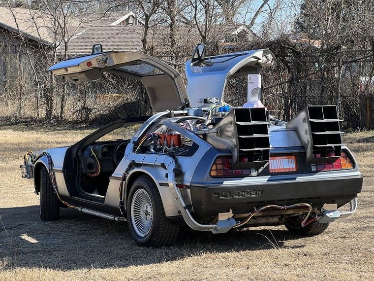 DeLorean DMC-12 El auto es idéntico al de Volver al Futuro.