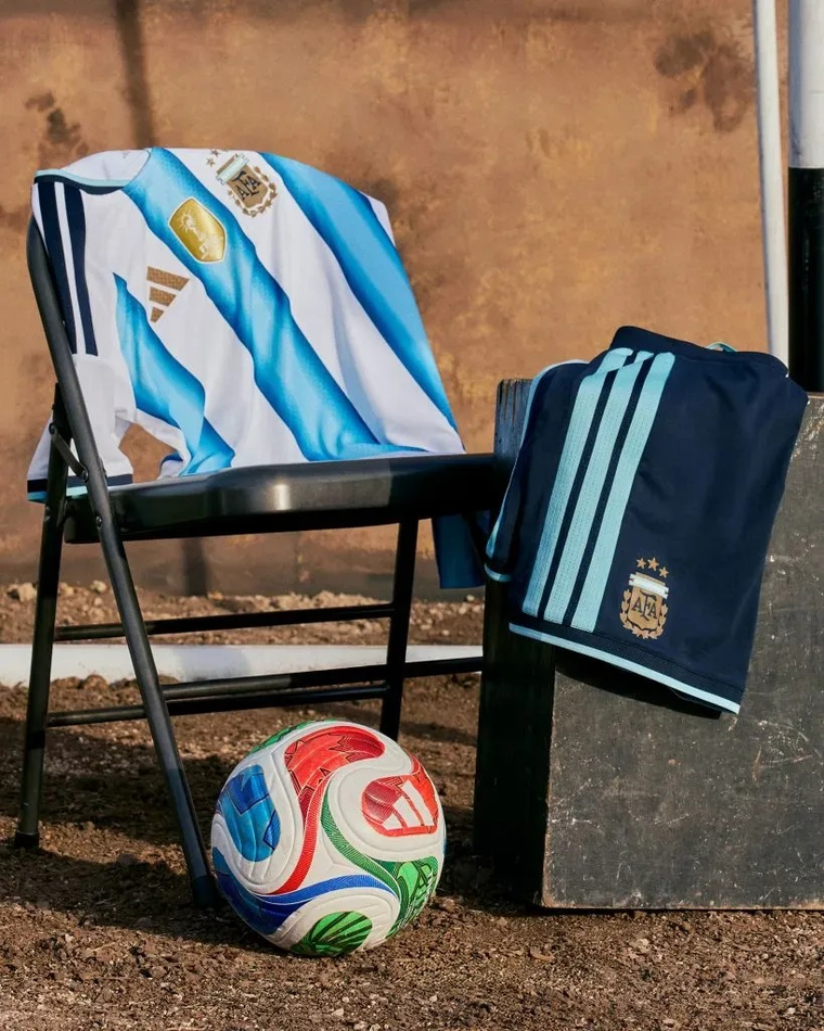 La nueva indumentaria que utilizará la Selección argentina en la Copa del Mundo 2026. Foto: @AFA y @AdidasAr La nueva indumentaria que utilizará la Selección argentina en la Copa del Mundo 2026. Foto: @AFA y @AdidasAr