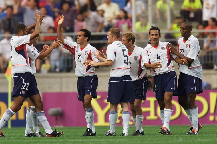 Pablo Mastroeni con la número 4 festejando junto a sus compañeros de la selección estadounidense en Corea - Japón 2002. Pablo Mastroeni con la número 4 festejando junto a sus compañeros de la selección estadounidense en Corea - Japón 2002.