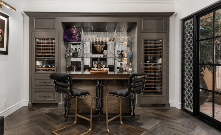 Una barra de alcohol en tu casa será muy útil a la hora de organizar un evento. Foto: Fratantoni Luxury Estates