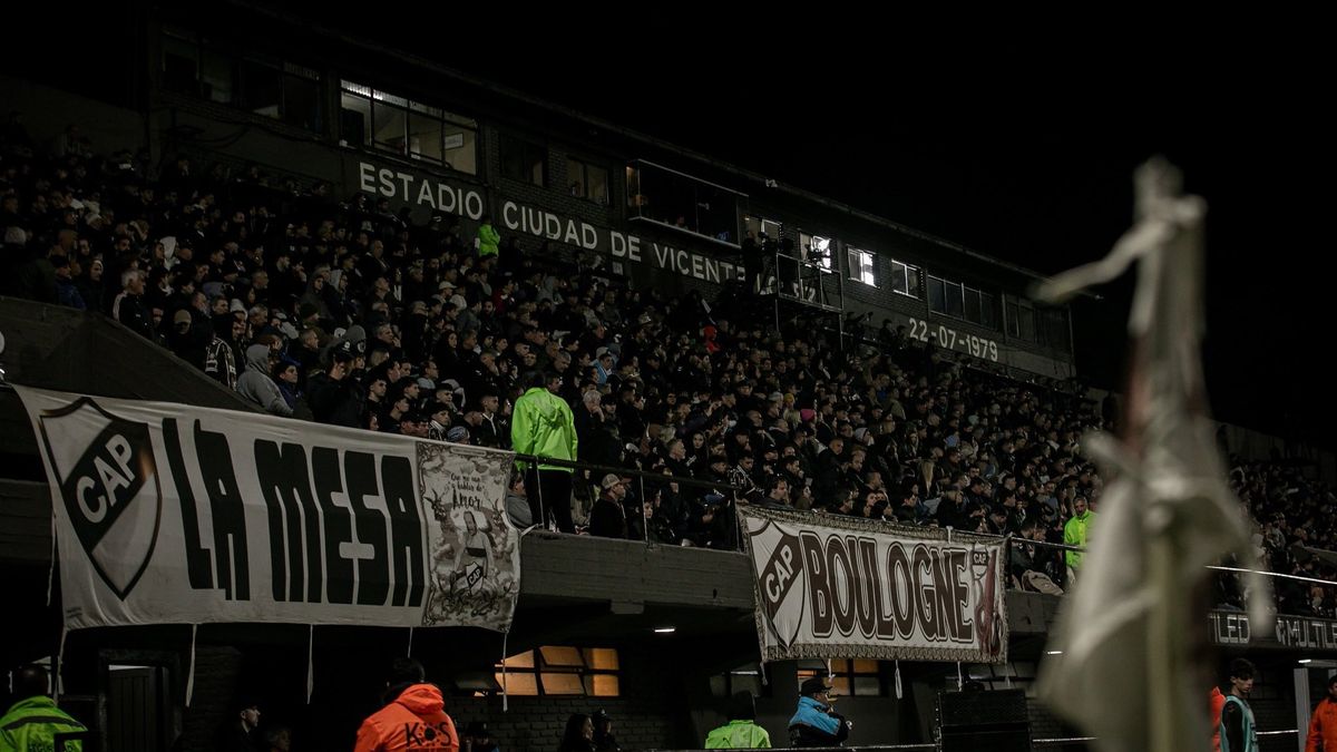 Dolor en Platense: un hincha murió tras descompensarse durante el partido ante Riestra