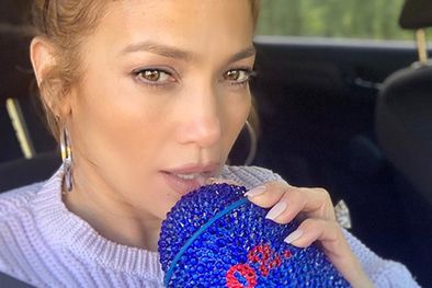 MDZol | La diva del Bronx, Jennifer Lopez, puede llevar desde un vestido lujoso hasta un look sporty con la misma elegancia. Foto: Hola! - https://www.hola.com/us/images/026e-13686b7c024d-a6e83d2e95d1-1000/horizontal-1200/jennifer-lopez-and-her-bling-cup.jpg