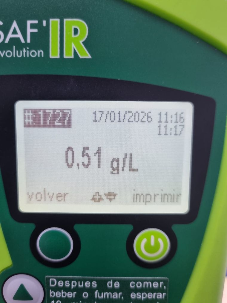 El control se realizó antes de subir a la ruta. El resultado fue de 0,51 g/L y se labró el acta de infracción correspondiente. El control se realizó antes de subir a la ruta. El resultado fue de 0,51 g/L y se labró el acta de infracción correspondiente.