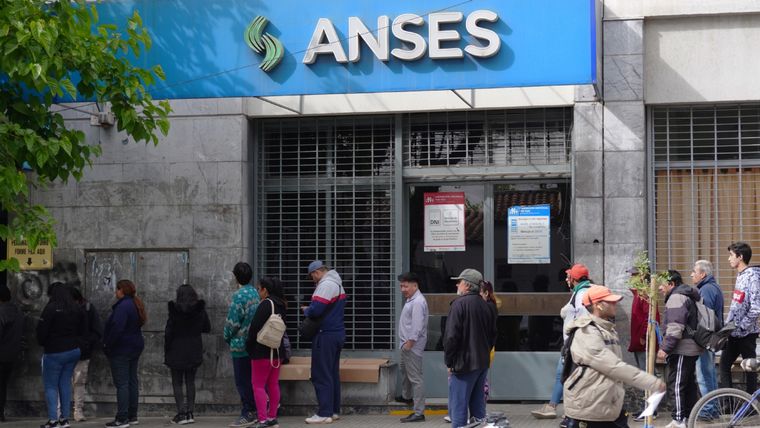 ANSES pagará bonos extraordinarios de entre $20.000 y $55.000 para grupos de jubilados. Foto: Rodrigo DAngelo / MDZ