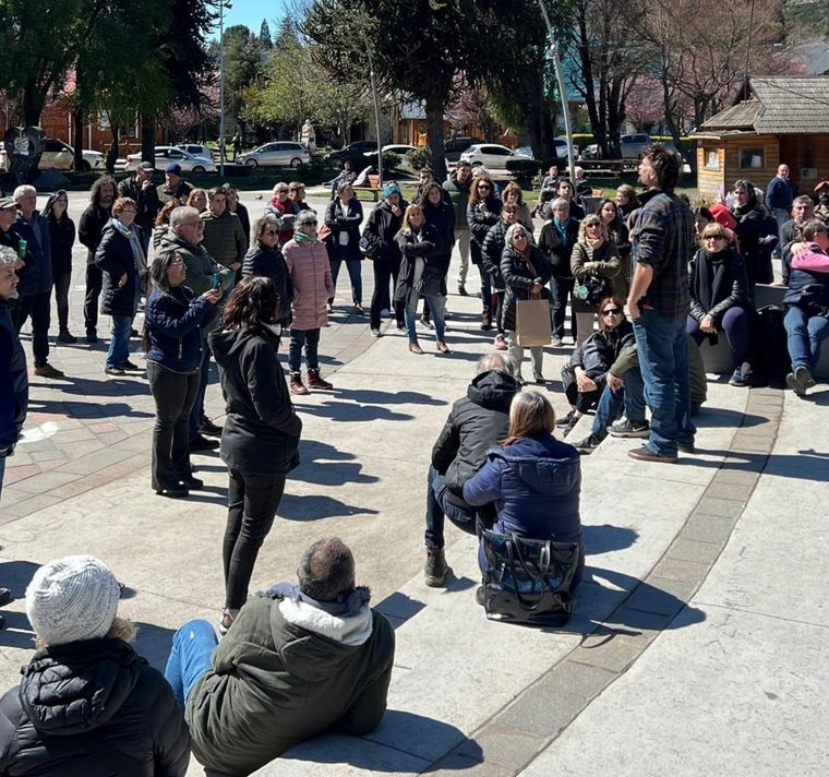 Vecinos de San Martín de los Andes improvisaron una reunión frente a la municipalidad al no ser atendidos por el intendente local. Foto: MDZ