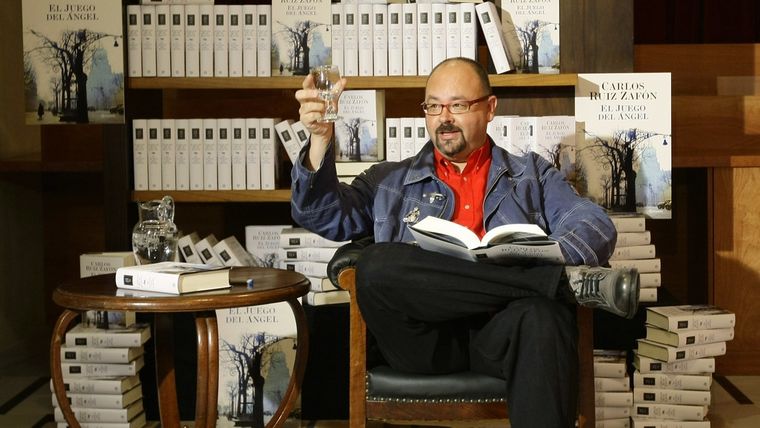 El escritor Carlos Ruiz Zafón en la presentación de su novela El juego del Ángel, Barcelona, 16 de abril de 2018.
