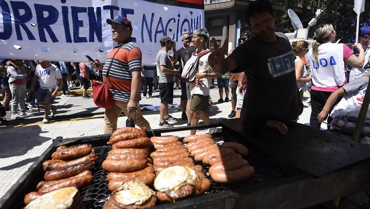 Los vendedores aprovechan la movilización de la CGT. Foto: Juan Mateo Aberastain/MDZ