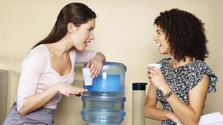 Foto: GETTY IMAGES. Regresar a la oficina a trabajar tiene muchas ventajas. Charlar con los colegas de cosas sin importancia es una de ellas.