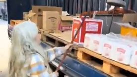 En un ataque de furia, una mujer tomó un fierro y arremetió contra un camión estacionado frente a su comercio
