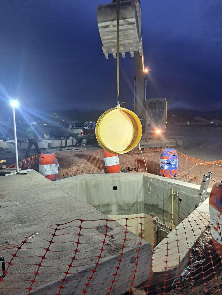 Colocación de tapón sobre acueducto de 1.100mm. Colocación de tapón sobre acueducto de 1.100mm.