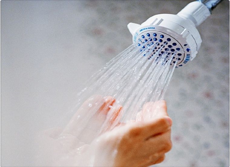 La humedad y el crecimiento de hongos es un grave problema en los cuartos de baño Foto: Hume