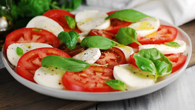 Prepara una exquisita ensalada caprese italiana para deleitar a todos Foto: Recetinas