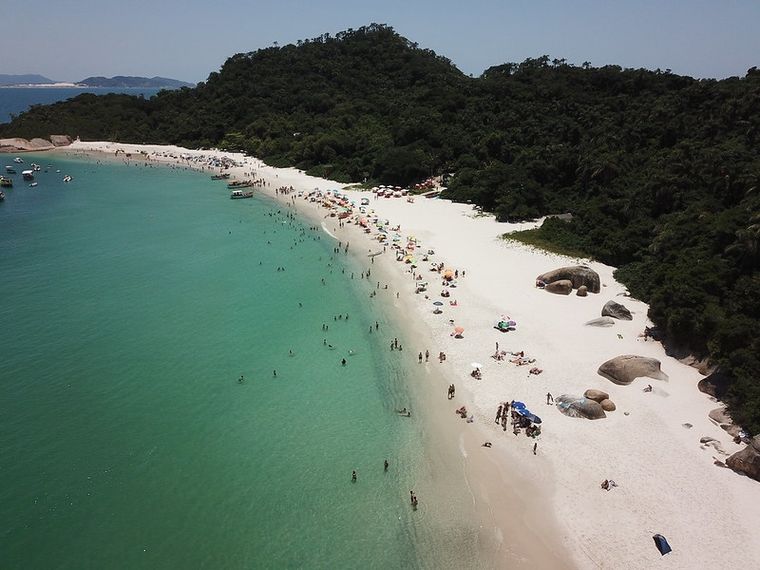 Brasil y Chile: la inteligencia artificial compara playas, paisajes y experiencias para este verano. Brasil y Chile: la inteligencia artificial compara playas, paisajes y experiencias para este verano.