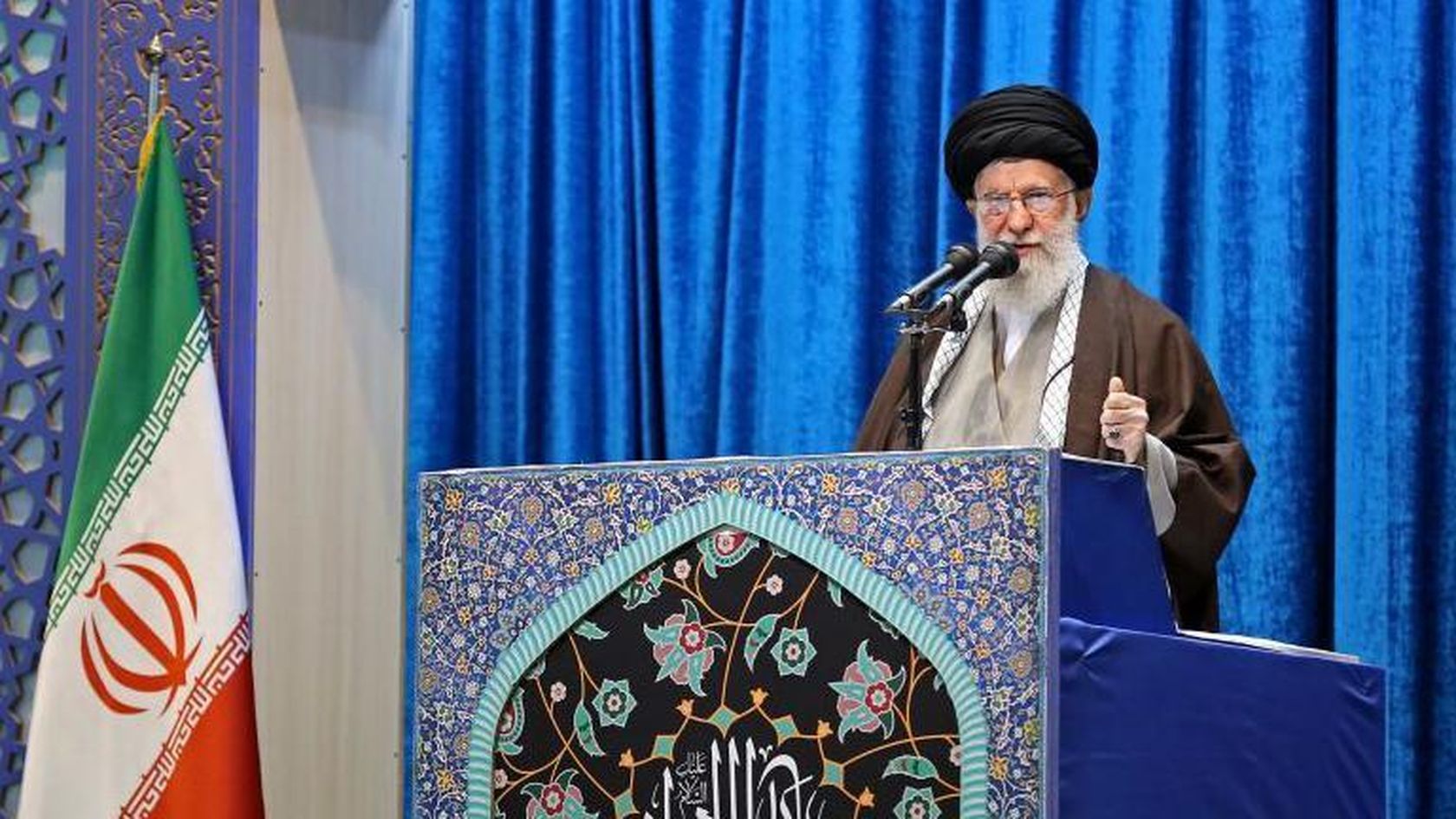 El ayatolá Alí Jamenei, afirma que Israel debería anticipar un severo castigo.