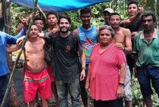 Antonio junto a los recolectores de castañas que lo rescataron. Foto: ANTONIO SENA
