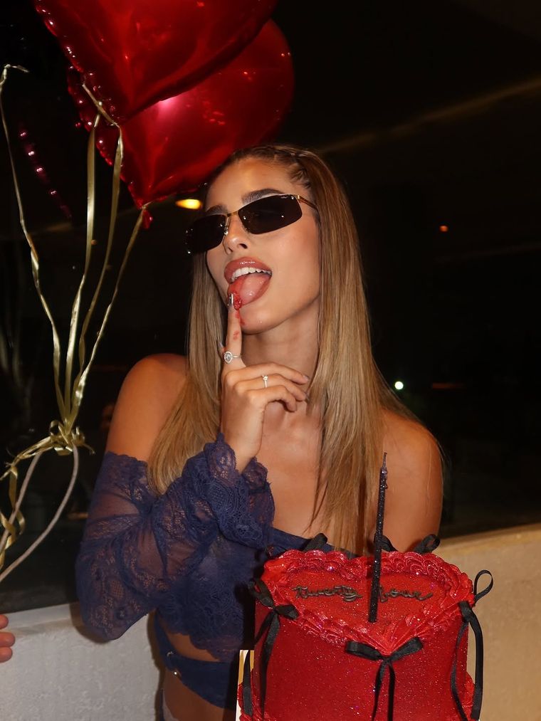 La actriz relató en el streaming de "Rumis" cómo se le arrancó la uña de raíz. La actriz relató en el streaming de "Rumis" cómo se le arrancó la uña de raíz.