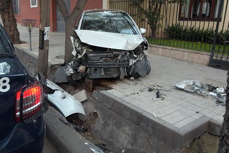 Tras el impacto, el conductor se retiró corriendo del lugar ante la mirada atónita de los vecinos. Tras el impacto, el conductor se retiró corriendo del lugar ante la mirada atónita de los vecinos.