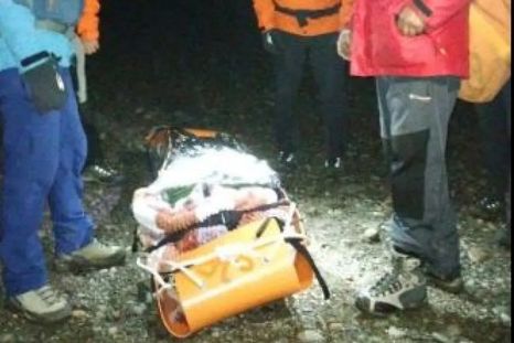 En un operativo de rescate extremo que demandó ocho horas en la cordillera de Neuquén, se logró asistir a una anciana aislada por la nieve.
