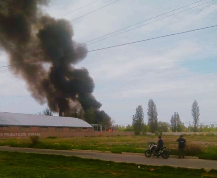 Columna La gran columna de humo se divisa desde lejos. Foto: Federico Correa.