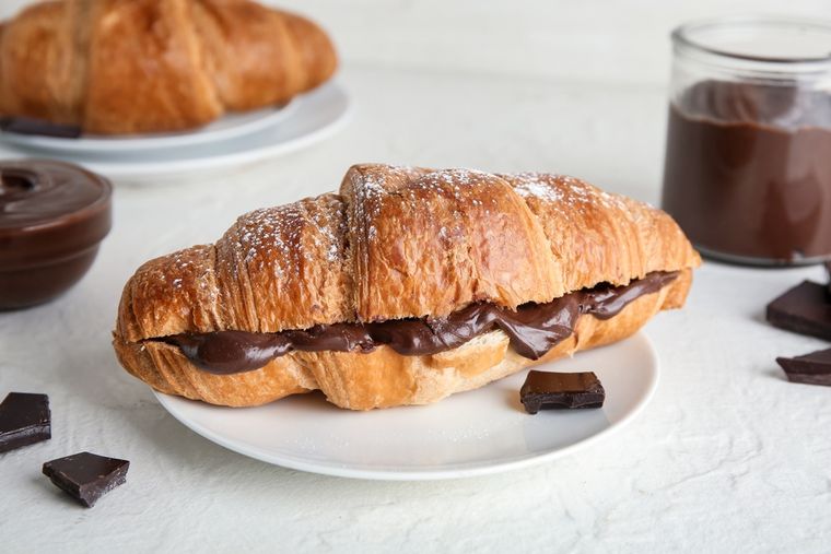 La receta original del croissant no tenía relleno: era solo masa hojaldrada de manteca, pero la versión moderna abrió paso a rellenos irresistibles como chocolate y dulce de leche. La receta original del croissant no tenía relleno: era solo masa hojaldrada de manteca, pero la versión moderna abrió paso a rellenos irresistibles como chocolate y dulce de leche.