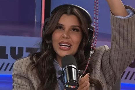 La influencer afirmó que Wanda Nara está de decorado en el universo de las divas. / Captura streaming La influencer afirmó que Wanda Nara está de decorado en el universo de las divas. / Captura streaming